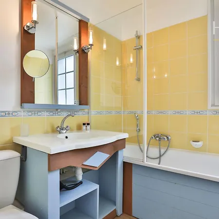 Hébergement de vacances Maison Familiale Dans Avec Piscine *